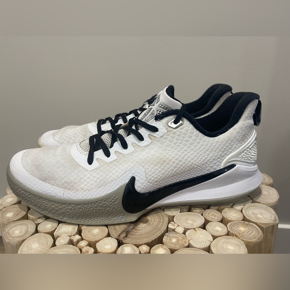 Nike Men’s Mamba AT1214-100 White and Black Athletic / Basketball Shoes Size10.5